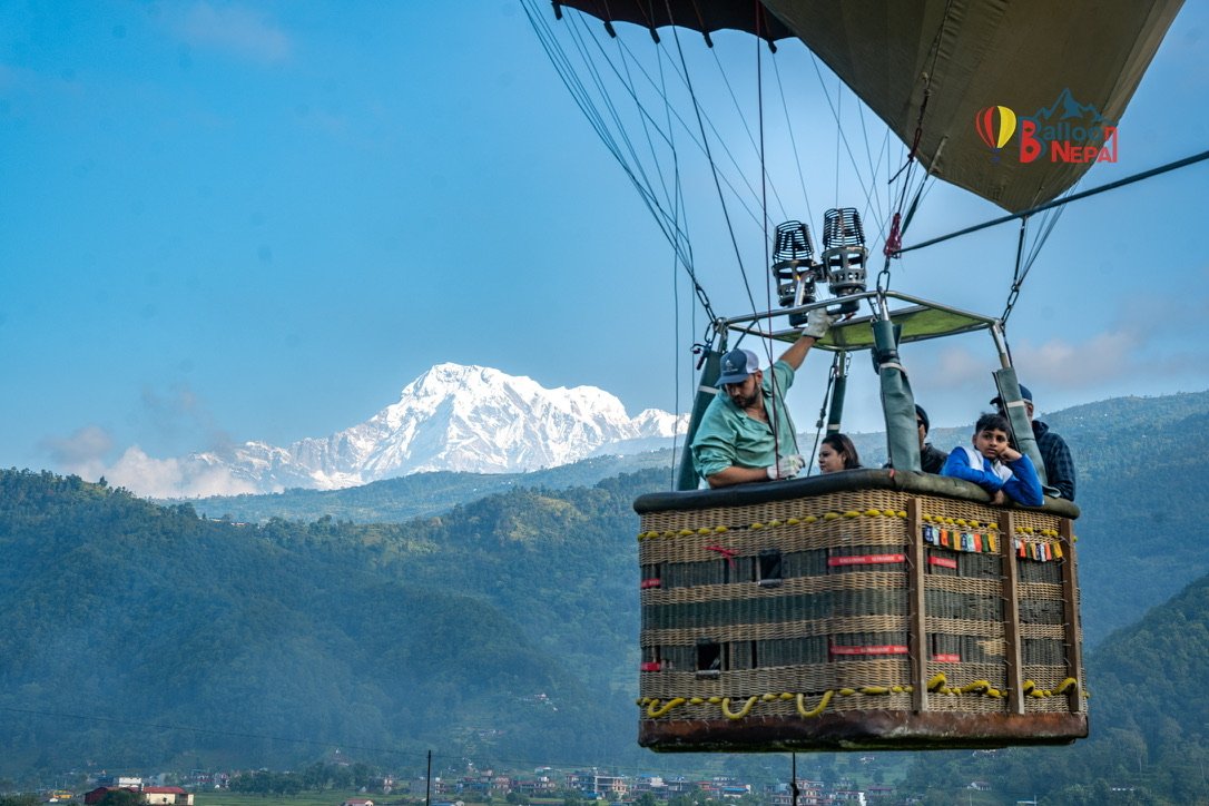 Pilotos de MesetAir en globo frente al Himalaya